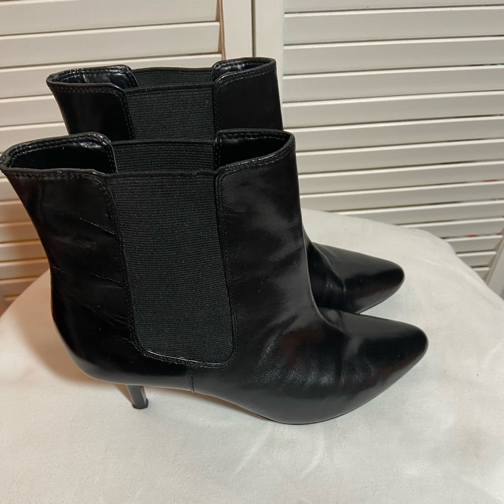 Ralph Lauren booties. Like new conditionSZ 6. 2 1/2 “ heel